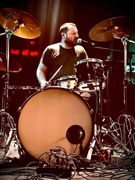 le batteur des Last Idiots en train de chanter