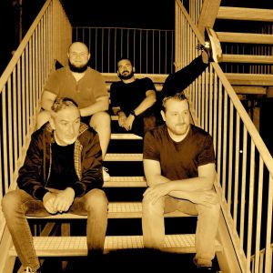 the last idiots assis sur des escaliers