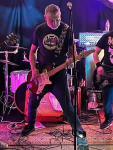 le guitariste chanteur de The Last Idiots sur scène