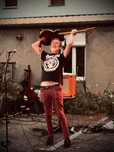 hervé lève sa guitare en l'air
