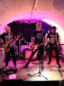 les last idiots sur la scène du bar la chaouee