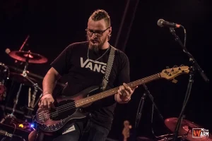 le bassiste des Toys Breakers sur scène