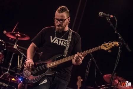 le bassiste des Toys Breakers sur scène