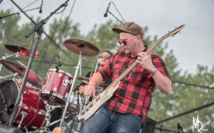 guitariste des toys breakers sur scène