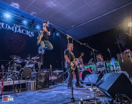 Paul, le guitariste chanteur, fait un saut très haut avec sa guitare