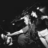 le bassiste des mickey trump et une chanteuse invitée à chanter