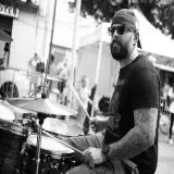 julien, le batteur des mickey trump