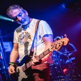 Hervé du groupe Mickey Trump en train de jouer de la guitare basse