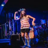 la chanteuse des mickey trump vêtue d'une tenue aux couleurs du drapeau américain