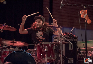 le batteurs des Toys Breakers en pleine action