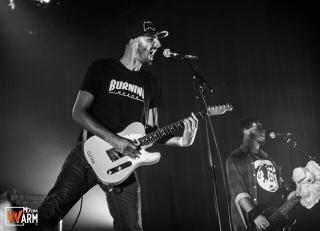 Paul en pleine prestation vocale et instrumentale