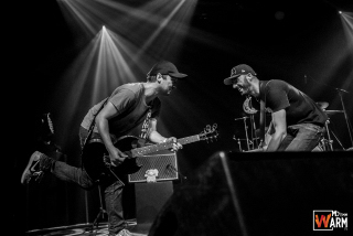 les guitaristes de Toys Breakers s'amusent sur la scène