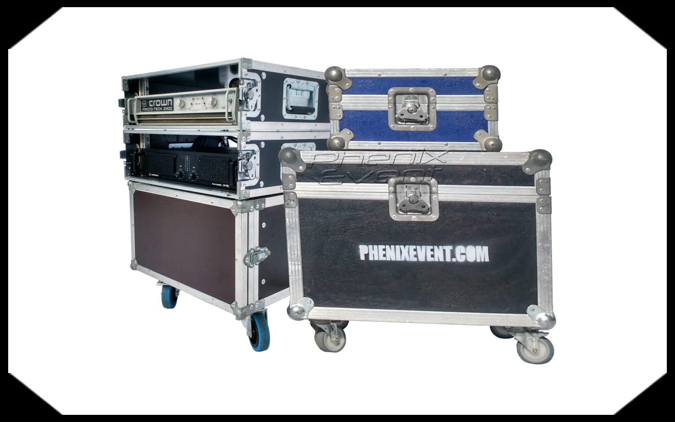 deux amplificateurs en flight cases et trois caisses de transport sur roulettes fabriquées par phenix event