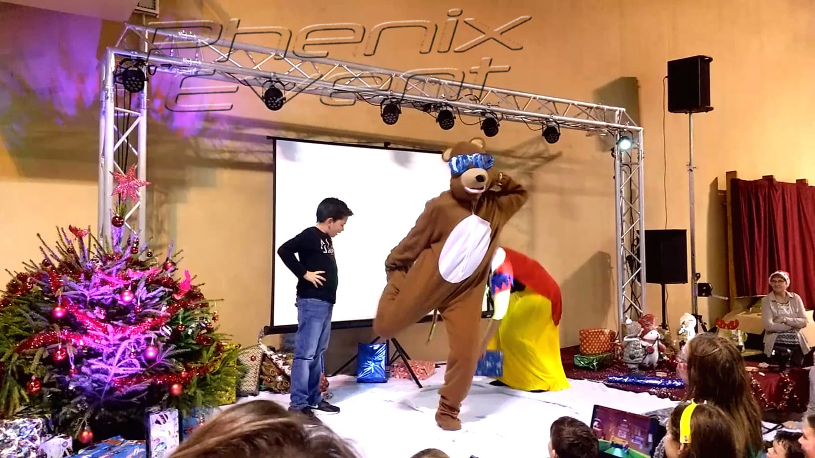 une mascotte effectue un pas de danse sur une scène