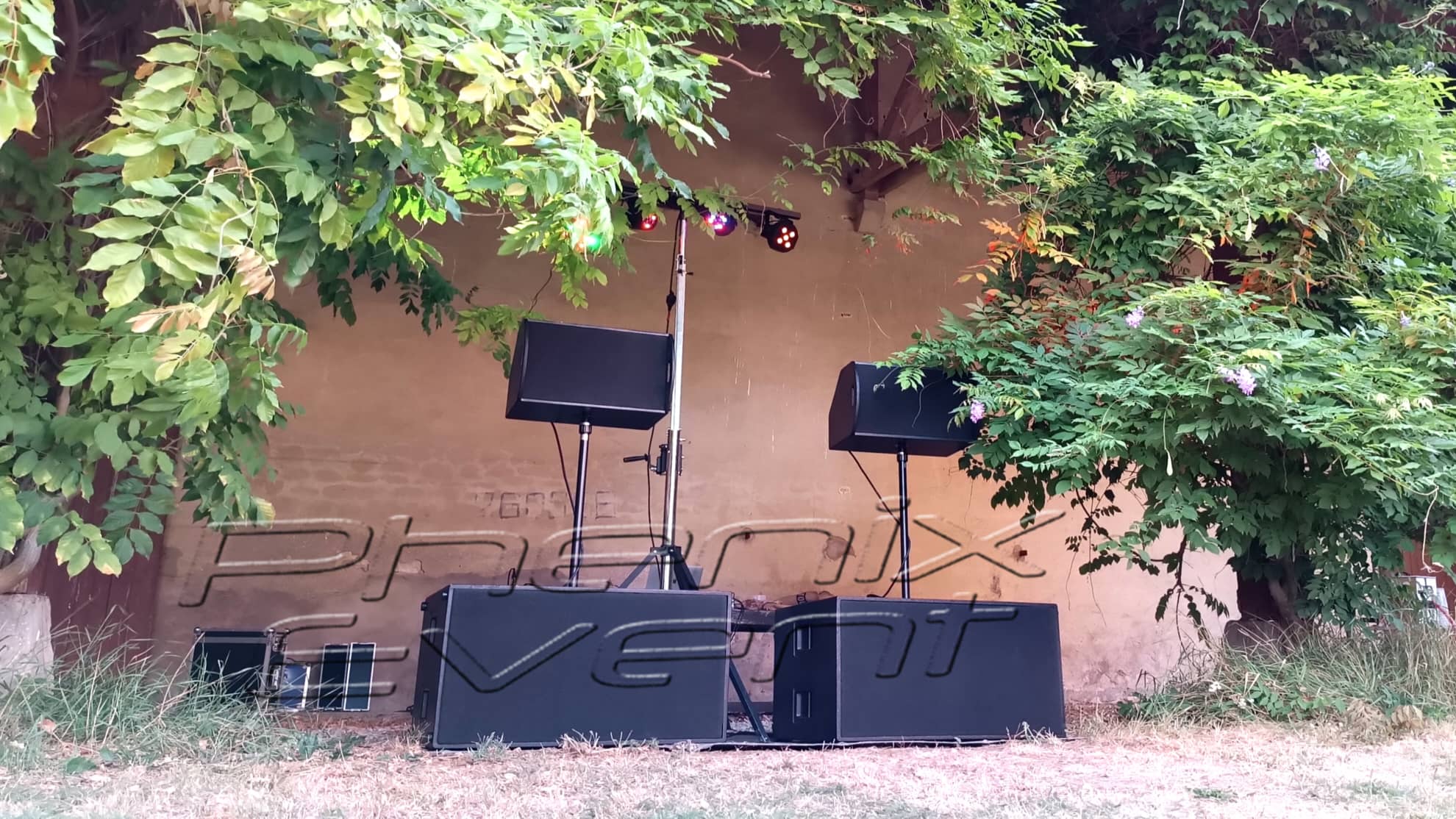 sono 3000w installée en extérieur sous le préau d'une grange à la végétation abondante