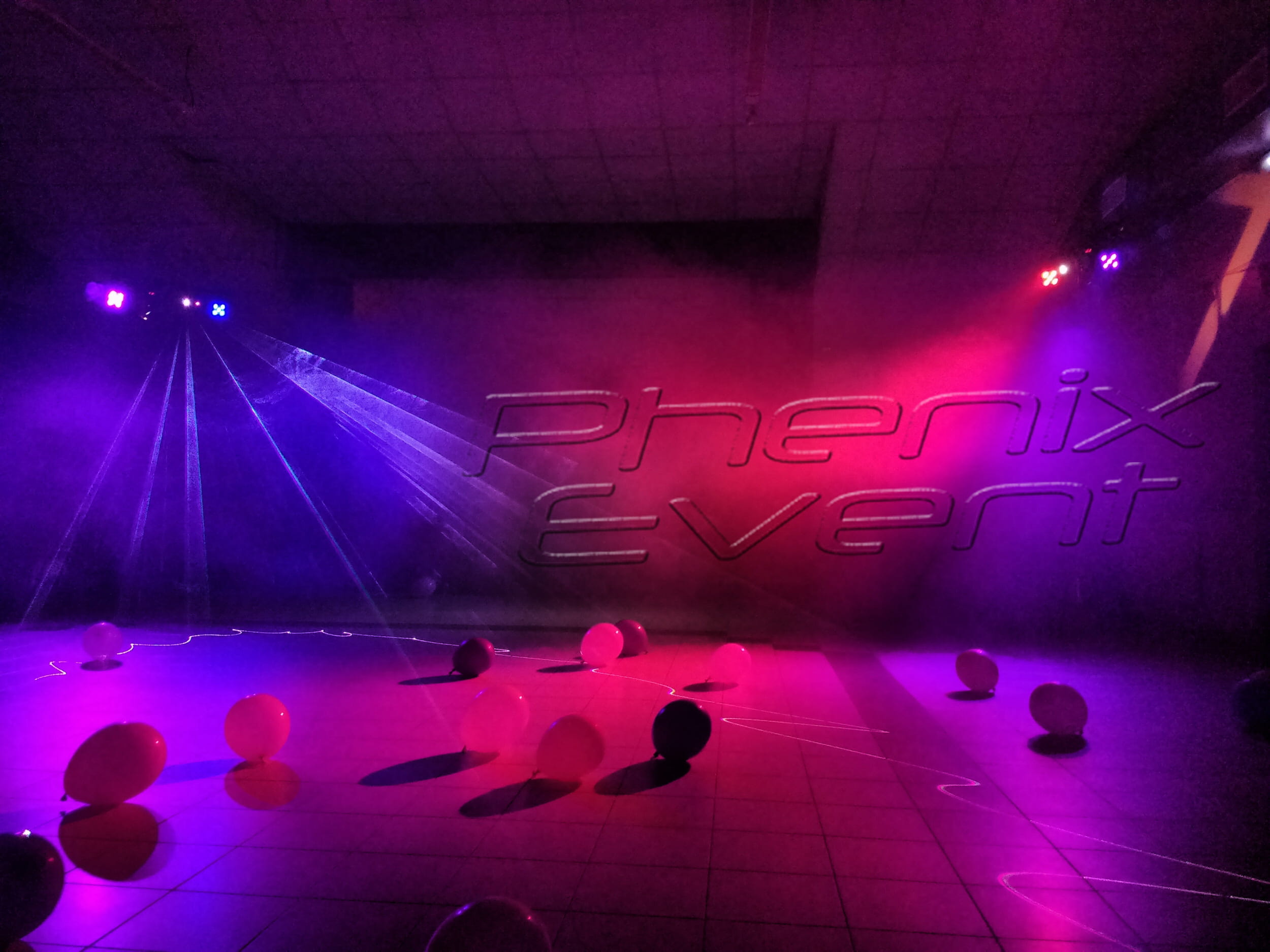 matériel d'éclairage installé dans une salle des fêtes illumine une piste de danse