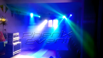 des faisceaux bleus et blancs produits par des jeux de lumiere