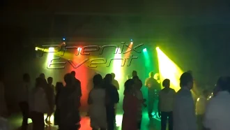 des jeux de lumière disposés sur une structure aluminium éclairent les danseurs lors d'une soirée