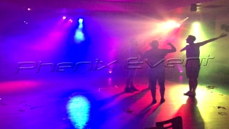 plusieurs personnes dansent sous les projecteurs du pack fete scanners martin au cours d'une soirée d'anniversaire