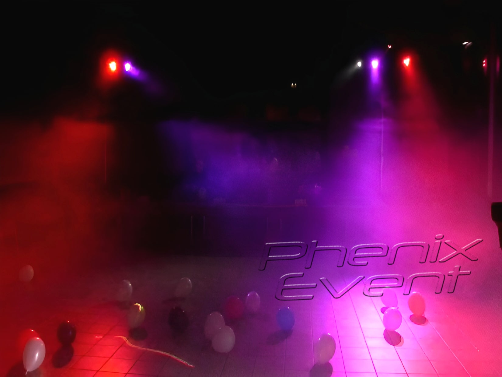 des faisceaux de projecteurs éclairent une piste de danse